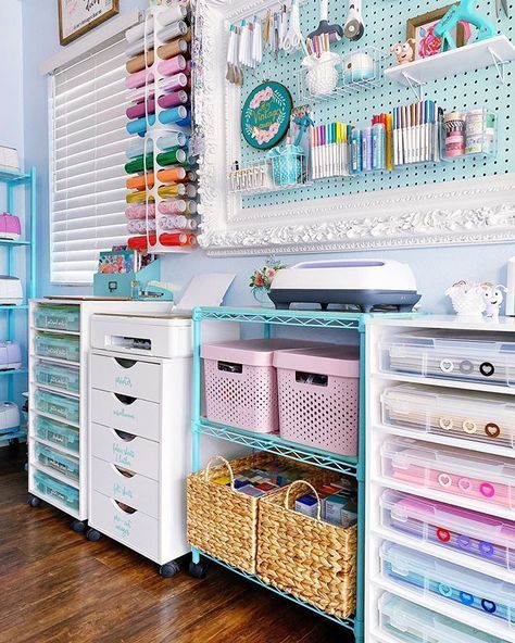 Tiffany Hayter on Instagram: “Happy Saturday Friends! My 3 tier cart that used to house my @officialcricut machines just found a new home in my craft space. 💕 I filled…” Room Craft Ideas, 3 Tier Cart, Office Craft Room Combo, Craft Room Organisation, Craft Organisation, Happy Saturday Friends, Craft Shed, Craft Closet, Sewing Room Design