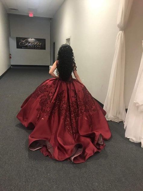 Burgundy Quinceanera Dresses With Tail, Quince Dress Burgundy, Velvet Red Quinceanera Dresses, Red With Black Quinceanera Dresses, Burgundy Dress Quinceanera, Red Wine Quince Dress, Quince Dresses Elegant, Dark Burgundy Quinceanera Dresses, Burgundy Sweet 16 Dresses