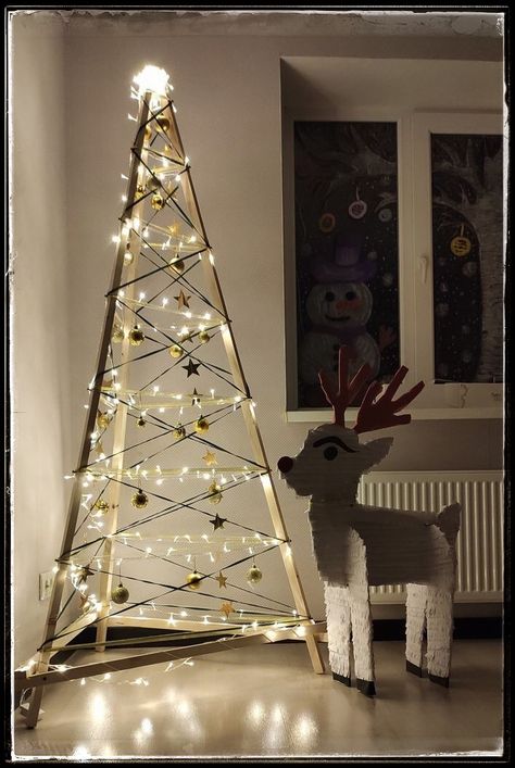 Home Made Christmas Tree, Alternative Christmas Tree Diy, Xmas Tree Diy, Corner Christmas Tree, Easy Christmas Tree, Homemade Christmas Tree, Church Christmas Decorations, Diy Christmas Tree Topper, Christmas Tree Decorating Ideas