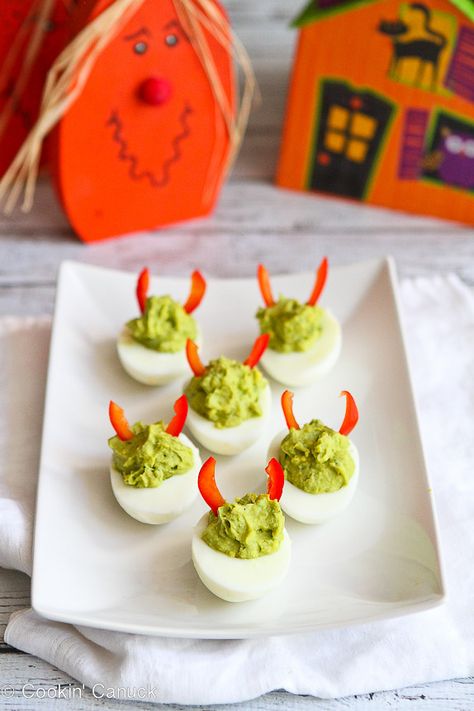 Fun Halloween Appetizers, Fun Halloween Snacks, Halloween Deviled Eggs, Sriracha Deviled Eggs, Pasteles Halloween, Halloween Appetizers Easy, Creepy Halloween Food, Halloween Party Appetizers, Avocado Deviled Eggs