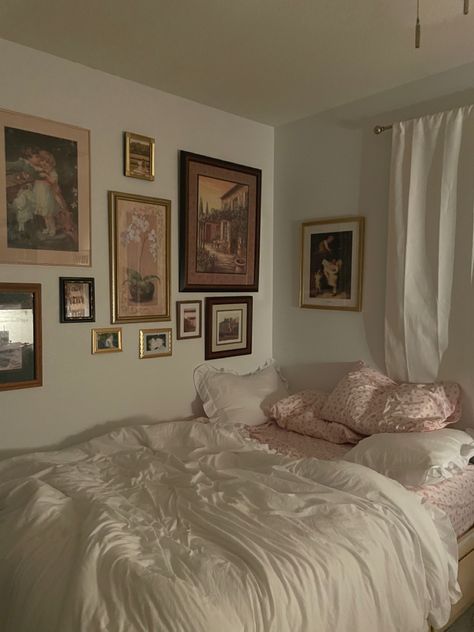 art gallery bedroom Art Gallery Bedroom, Coquette Bedroom, Dream Bedroom Inspiration, Redecorate Bedroom, Room Renovation, Dream House Rooms, Cozy Room Decor, Dreamy Room, Dream Room Inspiration