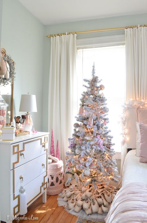 Holiday Room, Classic Christmas Decorations, Bedroom Decor For Teen Girls, Teen Girl Bedroom, Christmas Decorations Bedroom, Christmas Room Decor, Christmas Bedroom, Christmas Room, White Christmas Tree