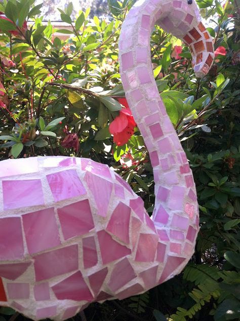 Flamingo Projects, Pink Mosaic, Flamingo Garden, Mosaic Garden Art, Glitter Rosa, Mosaic Stained, Mosaic Madness, Flamingo Decor, Dekor Diy