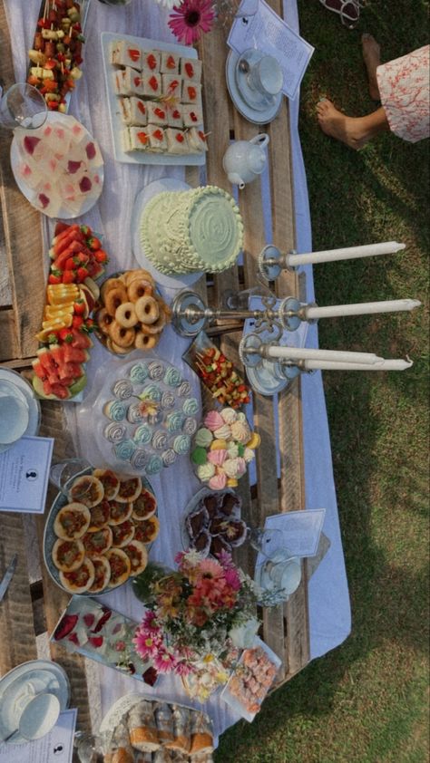 Sweet 16 Picnic Aesthetic, Bday Lunch Ideas, 21st Picnic Party, 20th Birthday Food Ideas, Birthday In Garden Ideas, Garden Party Setup, Cute Garden Party Ideas, Garden Picnic Birthday Party, 17th Birthday Food Ideas