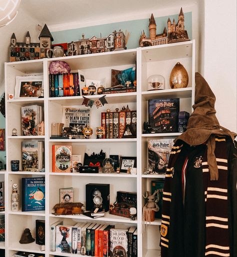 Harry Potter Shelves, Harry Potter Aesthetic Room Decor, Marvel Room Ideas, Harry Potter Bookshelf, Harry Potter Shelf, Harry Potter Display, Lego Display Ideas, Harry Potter Bedroom Decor, Aesthetic Bookshelf