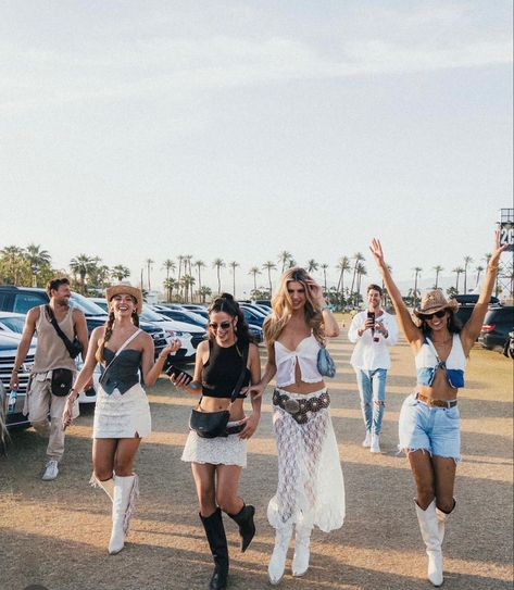 Country concert pic inspo with friends hands in the air Reggaeton, Country Concert Outfit Ideas Summer, Acl Festival Outfit, Stagecoach Outfits, Country Festival Outfit, Stagecoach Outfit, Country Music Festival Outfits, Country Concert Outfit Ideas, Coachella Fits