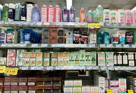 Finding your favourite beauty products in a foreign country can be tricky. Discover the best shops to buy toiletries and cosmetics in Italy. Italian Pharmacy, Souvenirs From Italy, Makeup Stand, Organic Skin Care Brands, Tourist Center, Pharmacy Design, Products To Buy, Chic Makeup, Best Beauty Products