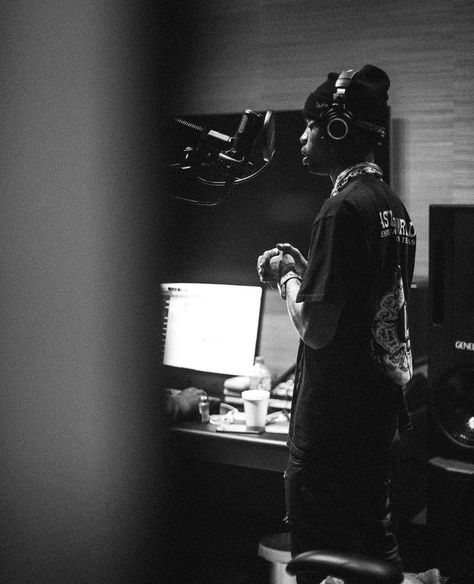 Travis Scott In The Studio, Artist Recording In The Studio, Music Studio Pics, Music Artist Photoshoot Studio, Music Studio Photoshoot Ideas, Recording Studio Photoshoot, Travis Scott Studio, Rappers In The Studio, Music Studio Photoshoot