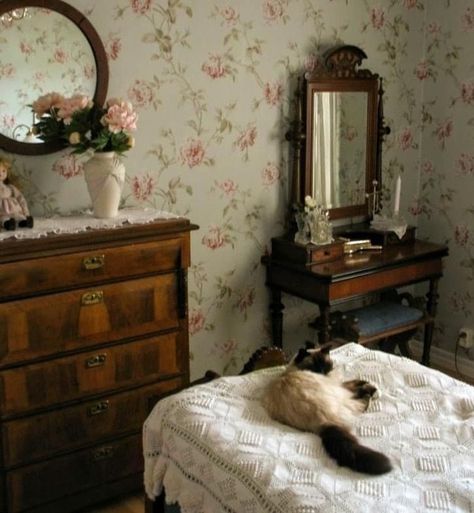 Colefax Fowler, Casa Vintage, Dekorasi Kamar Tidur, Vintage Bedroom, Aesthetic Rooms, Pretty Room, Dreamy Room, Dream Room Inspiration, Room Inspiration Bedroom