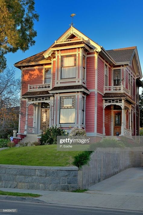 Alicia Milano, Charmed Manor, Charmed House, Victorian Home Exterior, Halliwell Manor, Manor Floor Plan, House Victorian, Victorian Homes Exterior, Charmed Tv Show