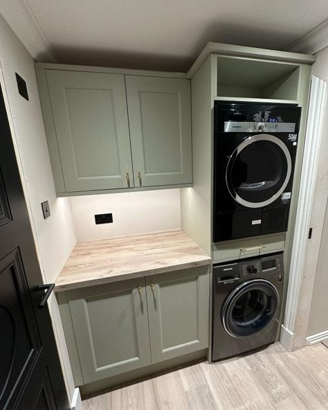 Real Homes With Howdens | Inspiration | Howdens Light Green Utility Room, Simple Utility Room, Toilet Utility Room Combo, Downstairs Laundry Room Ideas, Laundry And Boot Room Ideas, Utility Colour Schemes, Built In Utility Storage, Utility Room Garage, Shaker Style Laundry Room