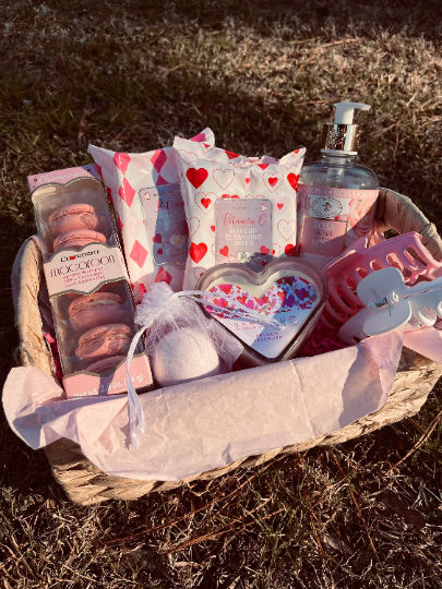 Remind someone you're thinking of them this Valentines Day with this adorable Valentine Gift Box! Check out our shop for more valentine gift boxes! Gift Boxes For Girlfriend, Dama Gifts, Valentine Gift Boxes, Valentines Day Beauty, Gift Box For Girlfriend, Bff Bucket List, Girlfriend Birthday Gifts, Birthday Presents For Girlfriend, Breakup Gift