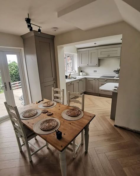 Second Nature Kitchens, Neutral Kitchen Diner, Small Kitchen Diner Ideas Open Plan Layout, Small Kitchen Ideas Open Plan, Kitchen Diner Small, Kitchen Layout With Table, Small Kitchen Diner Ideas Open Plan, Cosy House Design, Small Kitchen With Peninsula Layout