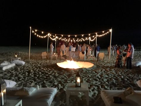 Beach Party Lighting Ideas, Beach Party Setup Ideas, Beach Wedding Night Time, Beach Bonfire Welcome Party, Parties At The Beach, 18th Beach Party Ideas, Bonfire Beach Wedding, Beach Wedding Lighting, Engagement Beach Party