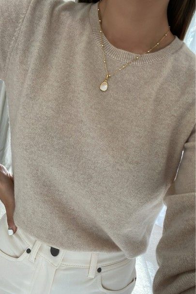 Luxury Backpacks, Crew Neck Sweater Outfit, White Sweater Outfit, White Cashmere Sweater, Gray Cashmere Sweater, French Women Style, Neutral Sweaters, Trendy Fashion Outfits, Sweater Tank