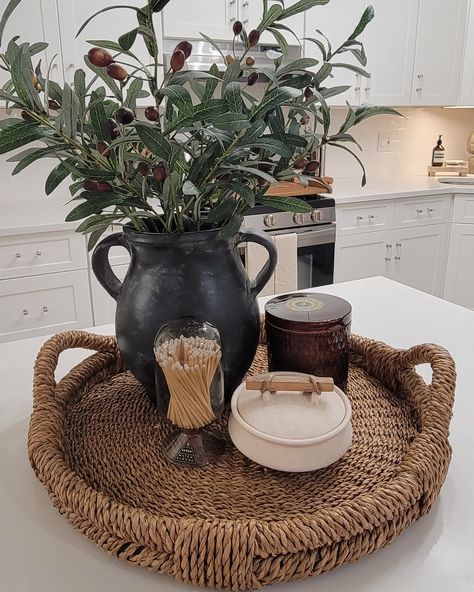 Wood Bowl Decorating Ideas, Dining Room Centerpiece Everyday, Round Kitchen Table Decor, Kitchen Island Decor Centerpieces, Dining Table Decor Centerpiece, Apt Kitchen, Round Dining Table Decor, Vancouver Apartment, Table Tray Decor