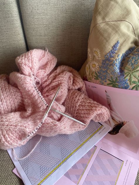 Crochet Process Aesthetic, Tejer Aesthetic, Knitting Aesthetic, Stunning Hairstyles, Sweet Nothings, Everything Pink, Knitting Inspiration, Yarn Crafts, Crochet Designs