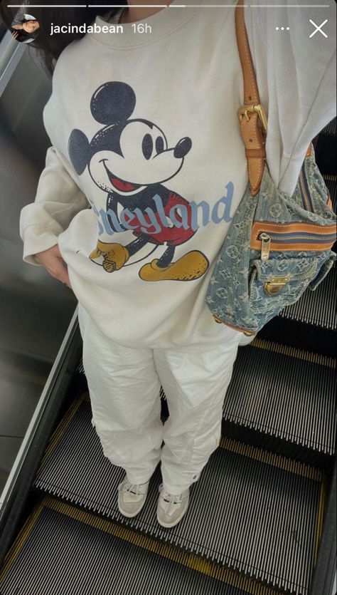 Disney World Sweater, Disneyland Athleisure Outfit, Disneyland Sweatshirt Outfit, Disney Crewneck Outfit, Disneyland Aesthetic Outfit Winter, Disneyland Aesthetic Winter, Disneyland Cold Weather Outfit, Disney Sweatshirts Outfit, Disney Oversized Shirt Outfit