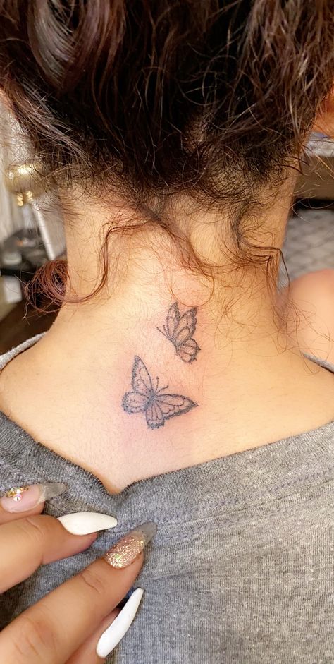 little neck butterflies 🦋 Behind The Neck Tattoos, Back Of Neck Tattoos For Women, Butterfly Neck Tattoo, Tato Suku, Tattoo Son, Small Neck Tattoos, Tato Dengan Makna, Butterfly Back Tattoo, Neck Tattoos Women