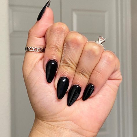 Black Almond Short Nails, Black Almond Shape Nails, Black Nail Designs Almond Shape, Almond Shape Black Nails, Almond Shaped Black Nails, Black Nails Pointy, Almond Nails Black Design, Black Almond Nails Short, Black Nails Acrylic Almond