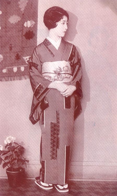 taishou-kun: Kimono outfit from early 1930s - Japan Source... Nippon Graph, Japanese Kimono Fashion, Women Kimono, Kimono Outfit, Showa Era, Japanese History, Japan Woman, Japanese Street, Japan Tokyo