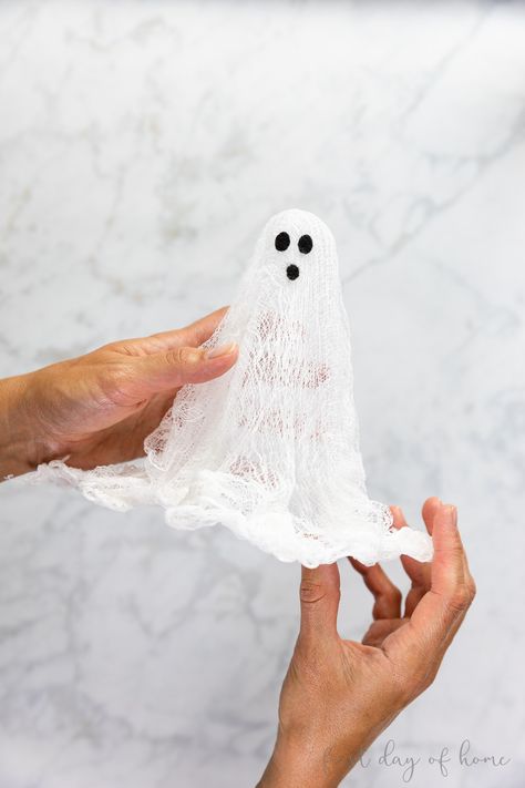 Diy Ghost Out Of Cheese Cloth, Halloween Goast Decorations Diy, Cheesecloth Ghost Cornstarch, Diy Ghost With Cheesecloth, Mini Cheese Cloth Ghosts, Diy Ghost Figurine, Midge Podge Ghost, Ghosts Made With Cheesecloth, Mini Cheesecloth Ghosts