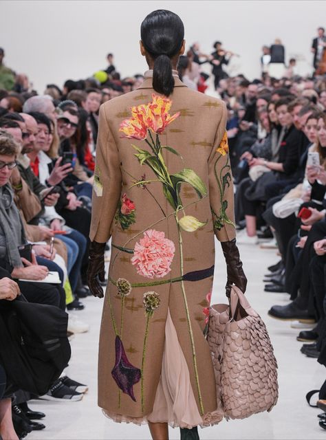 Valentino Embroidery, Dior Trench Coat, Havana Dress, Flower Coat, Mode Kimono, Painted Jacket, Fashion Corner, Bright Fashion, Boho Jacket