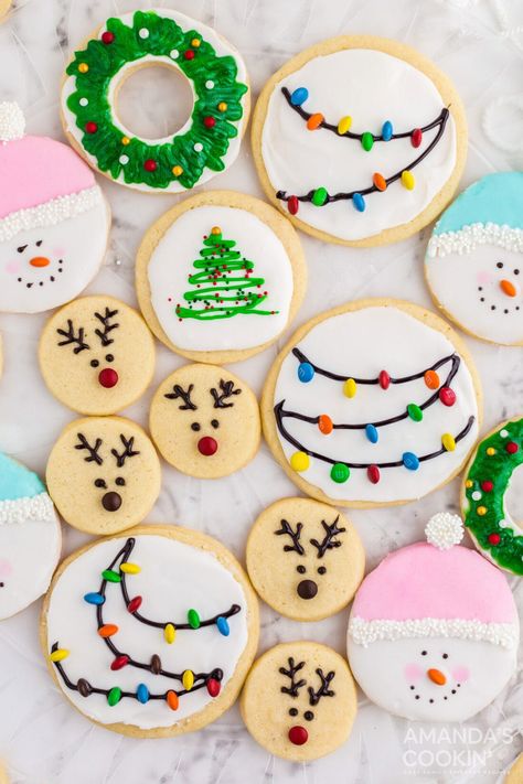 Easy Christmas Sugar Cookies, Christmas Sugar Cookies Easy, Royal Icing Christmas Cookies, Christmas Wreath Cookies, Christmas Sugar Cookie Recipe, Easy Icing, Christmas Sugar Cookies Decorated, Holiday Sugar Cookies, Cookie Cookbook