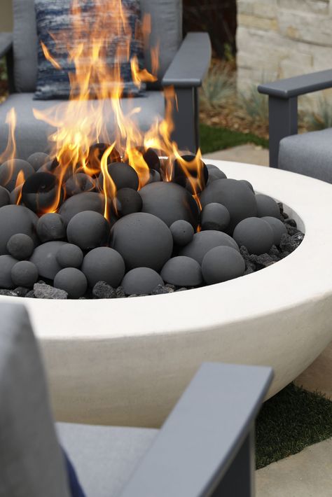 House Front Garden, Propane Fire Pits, Outdoor Firepits, Front Garden Design Ideas, Modern Outdoor Fireplace, Contemporary Fire Pit, Modern Fire Pit, Front Garden Design, Concrete Fire Pits