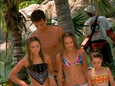 Ashley Olsen Outfits, Alex Stewart, Blog Post Idea, Olsen Twins Full House, Fendi Bucket, Holiday In The Sun, Austin Nichols, Ashley Olsen Style, Mary Kate And Ashley Olsen