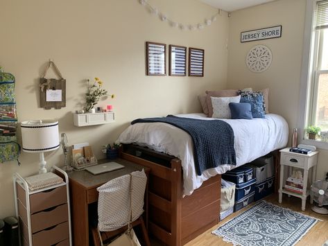 College of Charleston (CofC) Warren Dorm Room Fall 2018- Spring 2019 Single Dorm Room, Dorm Room Color Schemes, Dorm Room Colors, Dorm Room Layouts, Blue Dorm, College Dorm Room Inspiration, Dream Dorm Room, Cozy Dorm Room, Dorm Room Styles