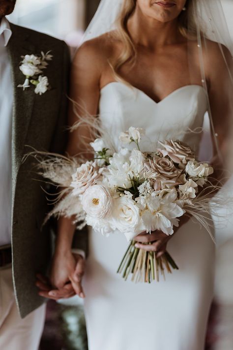 Mostly White Wedding Bouquet, Simple Boho Bride Bouquet, Bouquet For Ivory Wedding Dress, Champagne Bridal Flowers, Tan And White Flower Bouquet, Fall Ivory Wedding Bouquet, Neutral Flower Bouquet Wedding, Bouquet Wedding Champagne, Champagne Bride Bouquet