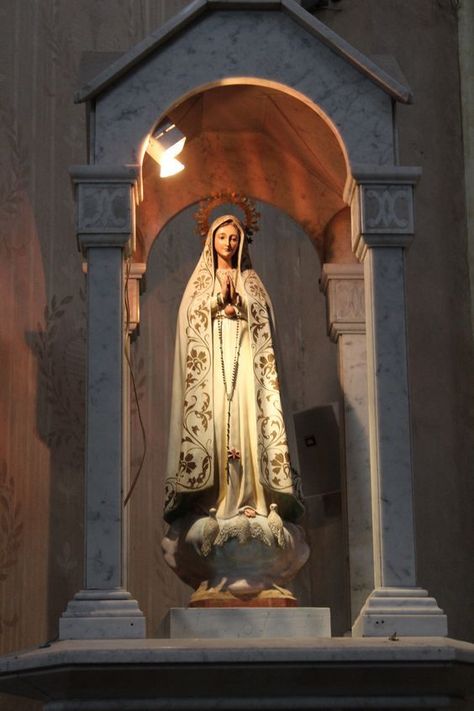 Home Altar Catholic, Blessed Mother Statue, Jesus Mother, Catholic Pictures, Virgin Mary Statue, Mary Statue, Mama Mary, Lady Of Fatima, Ayat Alkitab