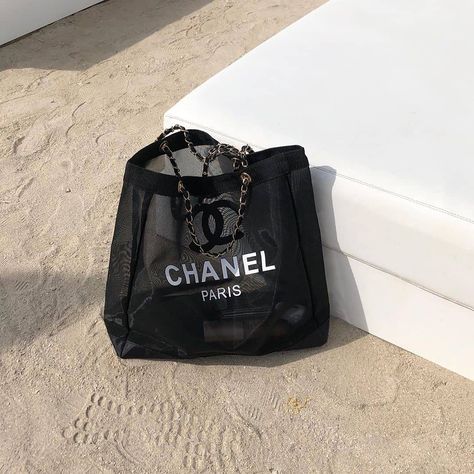 HYPEBAE on Instagram: “The perfect beach tote. Photo: @yzellebeauty” Chanel Beach Bag, Stile Kendall Jenner, Chanel Aesthetic, Sac Diy, Bags Aesthetic, Chanel Paris, Beige Aesthetic, Chanel Deauville Tote Bag, Beach Tote