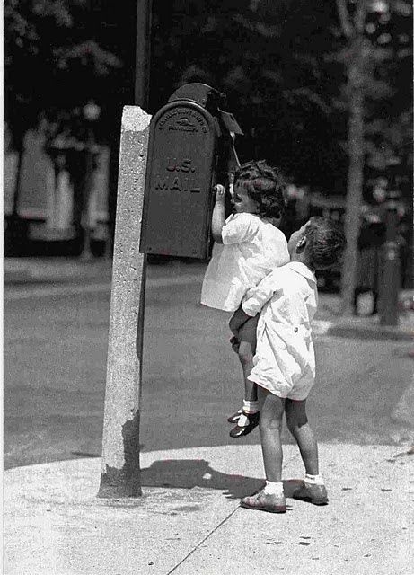 Funny Vintage Photos, Foto Vintage, Photo Vintage, Human Design, Black White Photos, Vintage Humor, 인물 사진, Bw Photo, Black And White Pictures