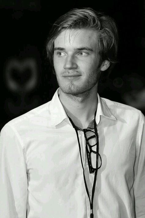 Fav black and white photo of Felix Felix Pewdiepie, Felix Kjellberg, How's It Going, Famous Youtubers, Celebrity Videos, Tyler Oakley, Fitness Videos, Shane Dawson, Smosh