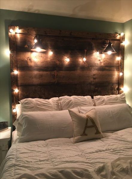 Bed With Lights, Rustic Wood Headboard, Diy Wood Headboard, Letto King Size, Headboard Ideas, Rustic Headboard, Headboard With Lights, Rustic Bedroom Decor, Diy Headboards