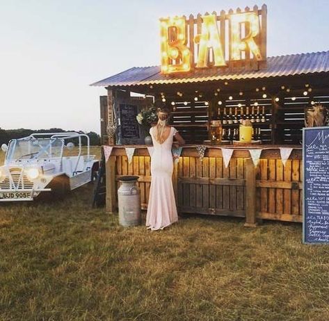 Outdoor Wedding Bar Idea Kent Wedding Venues, Festival Themed Wedding, Outdoor Festival, Deco Champetre, Field Wedding, Yosemite Wedding, Festival Theme, Outdoor Fall Wedding, Quirky Wedding