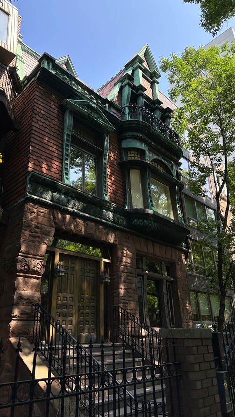 Townhouse, city house, rustic, vintage home, brick house, trees Vintage Townhouse, Brick Townhouse, Brick Wall Bedroom, Brick Apartment, New York Brownstone, House Trees, Sims Builds, Old Bricks, Nyc Apartment