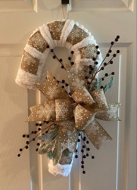 Christmas Tulle Wreath, Candy Cane Wreath Diy, Christmas Yarn Wreaths, Dollar Store Diy Christmas, Christmas Candy Cane Decorations, Christmas Decorations Centerpiece, Winter Wreath Diy, Diy Christmas Wreaths Ideas, Fall Decor Wreaths