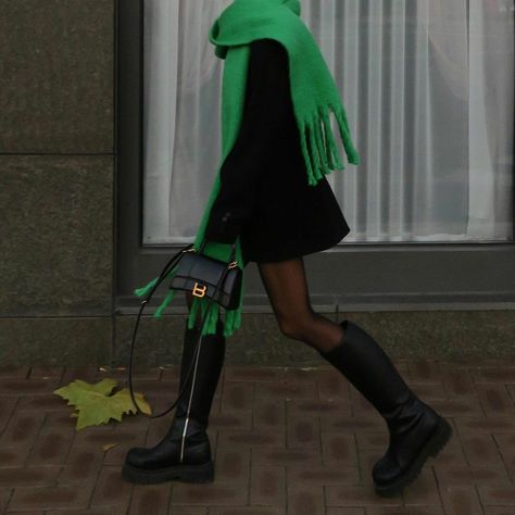 Green Scarf Outfit, Winter Inspo Outfits, Scarf Outfit Winter, Scarf Aesthetic, Nyc Fits, Japan Outfit, Scarf Outfit, Green Scarf, Autumn Outfit