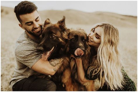 Dog Family Pictures, Family Dog Photos, Family Pet Photography, Shooting Couple, Photos With Dog, Dog Photoshoot, Fall Photoshoot, Fall Pictures, Family Dogs