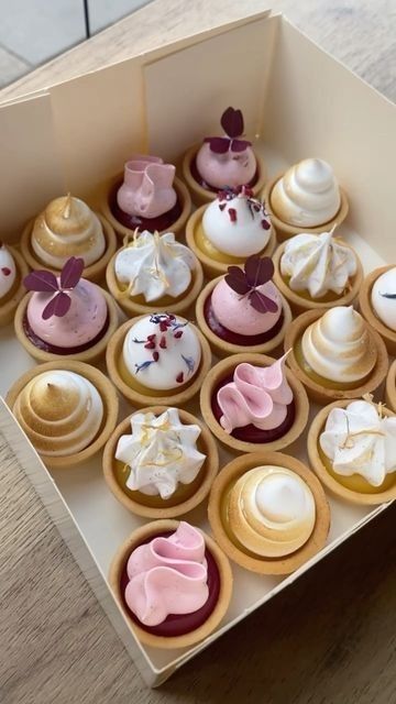 Mini Tarts Aesthetic, Aesthetic Mini Desserts, Pastries For Wedding, Mini Tart Decoration, Cute Tarts, Mini Tart Ideas, Cute Mini Desserts, Mini Tart Recipes Desserts, Tart Recipes Mini