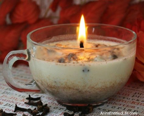 Nothing feels as cozy as a homemade candle! Homemade House Decorations, Homemade Candle Recipes, Săpunuri Handmade, Soya Mumu, Homemade Scented Candles, Candle Making Business, Old Candles, Candle Ideas, Food Candles