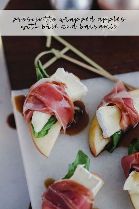 prosciutto wrapped apples with brie and balsamic glaze #appetizers #apples Prosciutto Wrapped Apples, Appetizers Christmas, Sweet Apples, Fest Mad, Prosciutto Wrapped, Cowboy Caviar, Amazing Desserts, Cheese Snacks, Brie Cheese