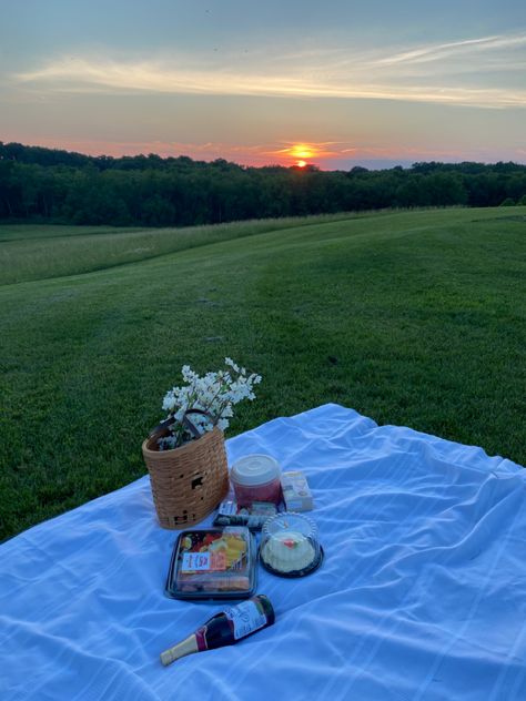 Sunset Picnic Birthday, Sunset Picnic Proposal, Sunset Picnic Pictures, Promposal Picnic, Picknick Date Ideas, Sunset Picnic Aesthetic, Sunset Picnic Date, Birthday Hangout, Picnic Ideas For Couples