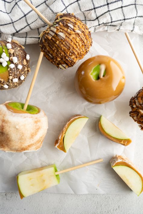 Caramel Apples  - Cookies for Days White Chocolate Caramel Apples, How To Make Caramel Apples, Caramel Apple Cookies, Chocolate Caramel Apples, Caramel Apples Recipe, Caramel Apples Homemade, Gourmet Apples, Caramel Pretzels, Apple Cookies