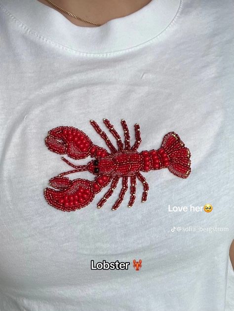 Hantverk Diy, Beaded Shirt, Pearl Embroidery, Embroidery Tshirt, Bead Embroidery Patterns, Shirt Diy, Devil Wears Prada, Embroidery On Clothes, Shirt Embroidery