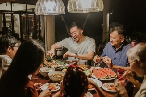 Eating Dinner at 7 P.M. Every Night May Help You Live Longer, New Study Suggests Chinese Family, Chase Sapphire, Old Fashioned Recipes, Processed Meat, Family Party, Calorie Intake, Health Info, The Journal, Base Foods