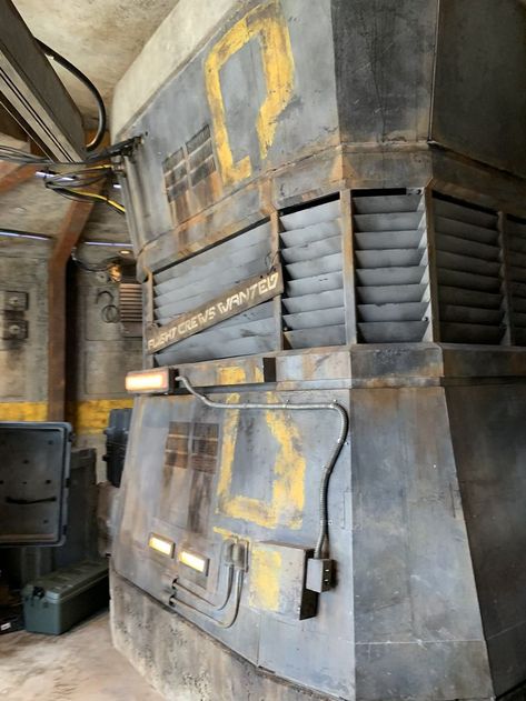 Star Wars Galaxy's Edge Rustic Scifi, Star Wars Rooms, Star Wars Set Design, Haunted Spaceship, Starwars Diorama, Starwars Cantina, Star Wars House, Star Wars Bar, Star Wars Storage